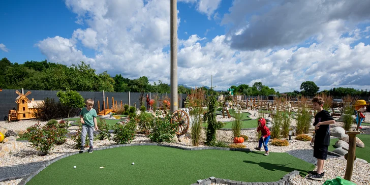 Farmársky adventure mini golf ponúka originálne spojenie klasického golfu s hravou atmosférou minigolfu.