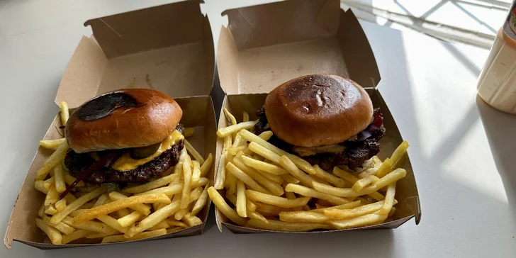 Burger lze objednat klasický, se sýrem nebo slaninou.