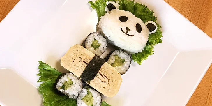 Pro malé milovníky Japonska: sushi ve tvaru pandy s rýží, okurkou a omeletou