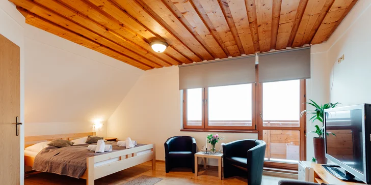 Apartmán je dvoupodlažní a má malou kuchyňku. 