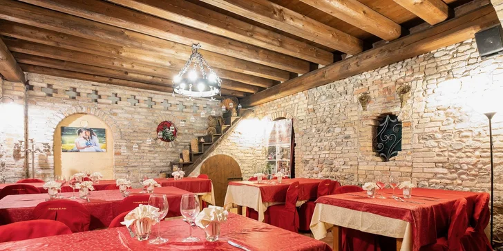 Posedět můžete i ve stylové restauraci.