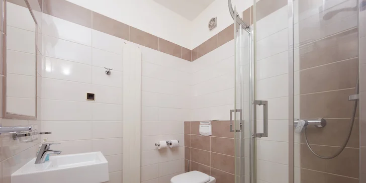 Nechybí vlastní koupelna a WC.