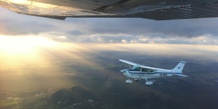 Let v letadle Cessna vč. pilotování + možnost dalších 2 pasažérů
