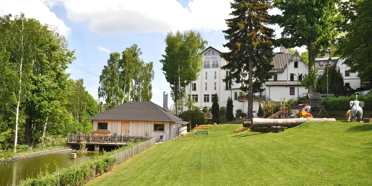 Hotel je obklopen lesy a horami.