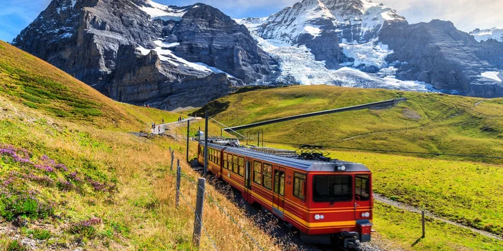 Možno podniknout výjezd zubačkou na Kleine Scheidegg (2061m.n.m) - vysokohorský průsmyk v oblasti Berner Oberland 