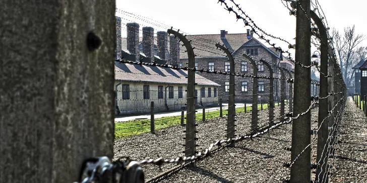 Navštívíte vězeňský blok č. 11, kde se nacházel provizorní soud, vězeňské cely a popraviště.