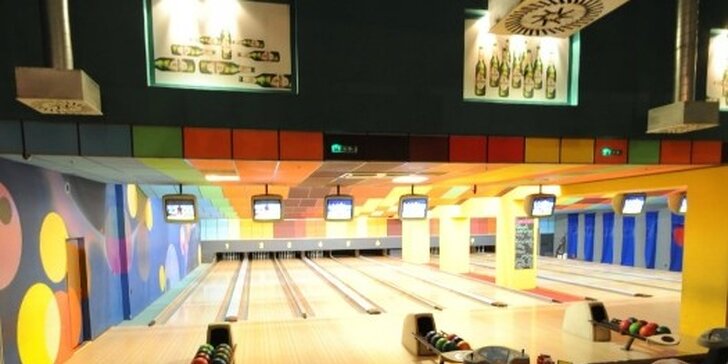 Špičkový hodinový bowling i s báječnými křidélky nebo mlsným prkénkem v Olympii Brno