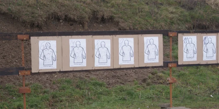 Na výběr máte balíčky s až 15 zbraněmi a 135 náboji. 