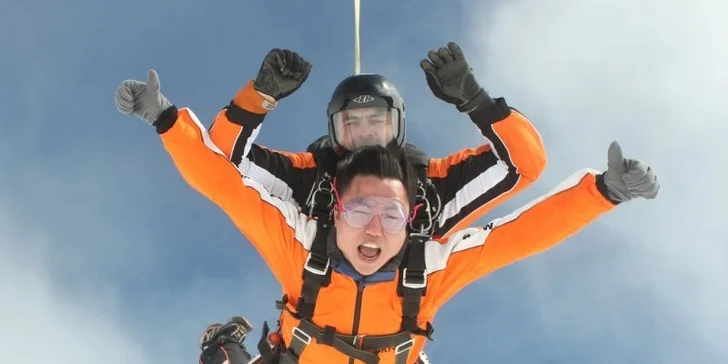 Nezapomenutelný tandemový seskok s padákem