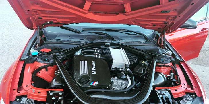 Usednete totiž do nadupaného a upraveného BMW M3 F80 Competition, které má výkon 612 koní. 