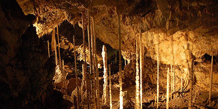 Poznávání přírody Moravského krasu se vstupy do jeskyní i s polopenzí pro dva