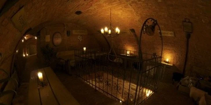 179 Kč za tatarský biftek pro DVA a dvanáct topinek ve Středověké krčmě. Hostina, co má říz. Sleva 60 %.
