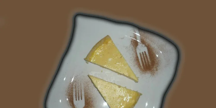 Dvě kávy a dva zákusky v kavárně s dětským koutkem
