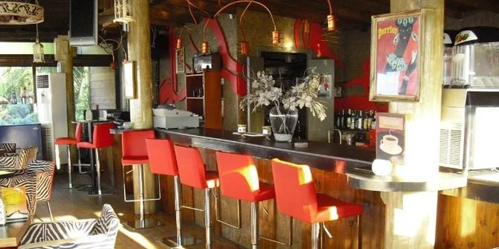 12 dní v Řecku. Apartmány s bazény blízko moře