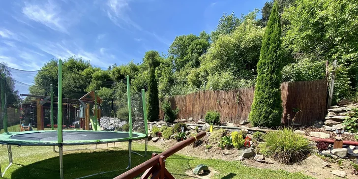 Venku mohou děti blbnout na trampolíně nebo na hřišti.