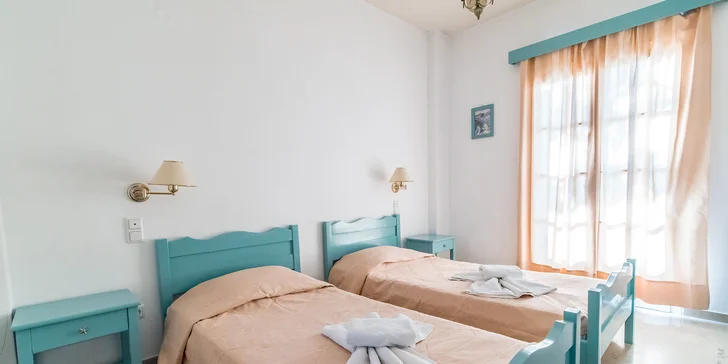 Aparthotel Kymata je esencí ostrova Santorini – prosvětlený, útulný a strategicky usazený v srdci Kamari.