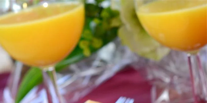 Brunch na lodi a prohlídka Malé Strany (90+90 min)