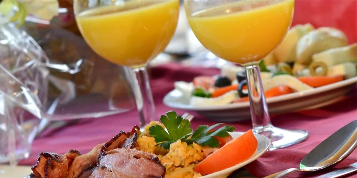 Brunch na lodi a prohlídka Malé Strany (90+90 min)