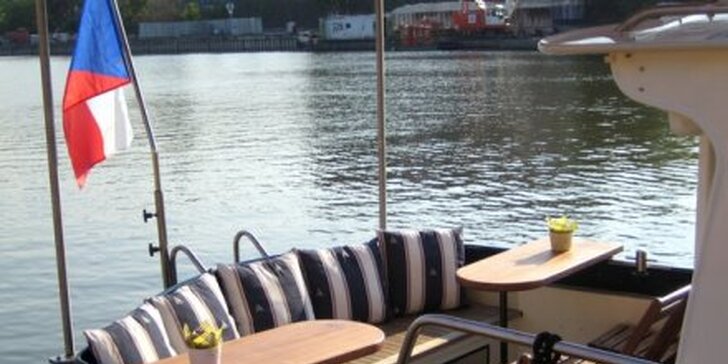 Plavba lodí po Vltavě pro dva nebo pro celou partu! Parádní zážitek i netradiční místo na rande, oslavu či žádost o ruku.