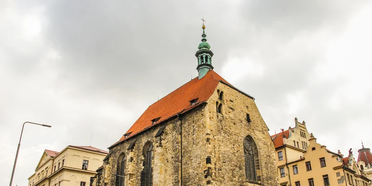 Vás s nimi netradičně a hlavně zábavně seznámí venkovní úniková hra Podivná Praha.