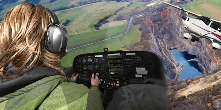 Romantický 30minutový vyhlídkový let nad Prahou! Matička měst z výšky 300 m v letadle Cessna 172 SP.