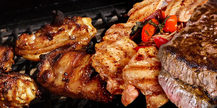 Obří mix grill pro DVA. 600 g hovězího, vepřového a kuřecího masa přímo z grilu. Jako příloha hranolky či opékané brambory a omáčka. Večer plný chutí!