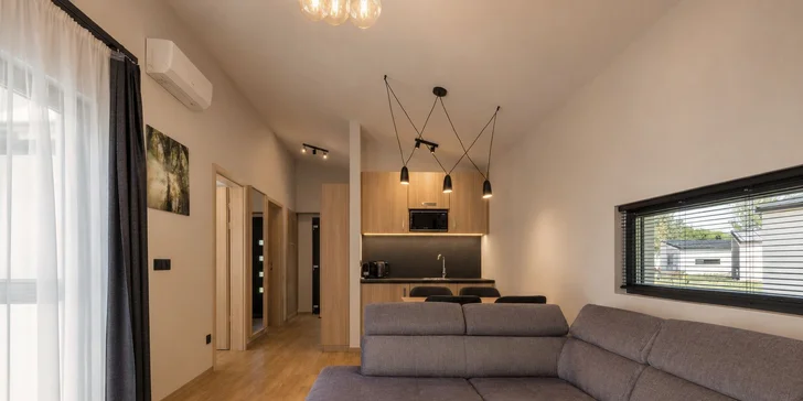 Rodiny či skupiny priateľov ocenia aj apartmány s obývacou izbou, kuchynkou a terasou do parku.
