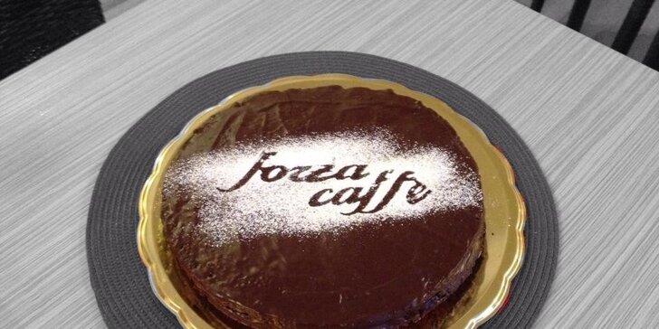 Lahodný sacher nebo cheesecake z Forza Caffé