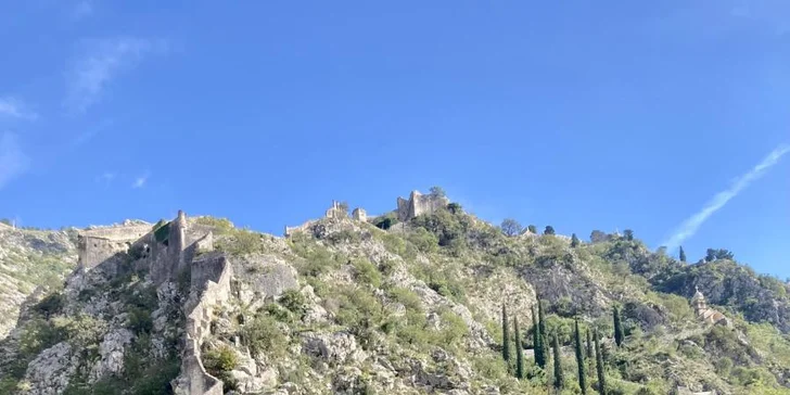 Cesta autobusom z Chorvátska do Čiernej Hory cez malebný Perast.