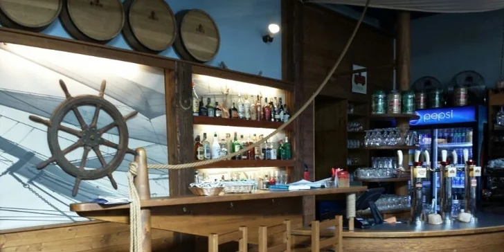 Půlkilový tatarák a hromada topinek v restauraci Plachetnice