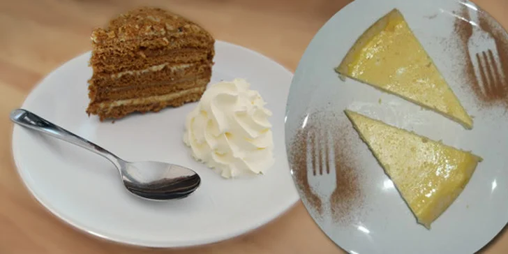 Dvě kávy a dva zákusky v kavárně s dětským koutkem