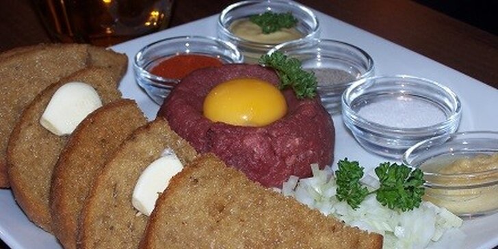 250 g tatarského bifteku s 8 topinkami v příjemné restauraci Martinez