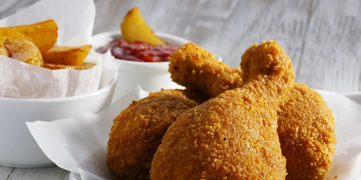 15 pikantních kuřecích křidélek s dipem a pečivem
