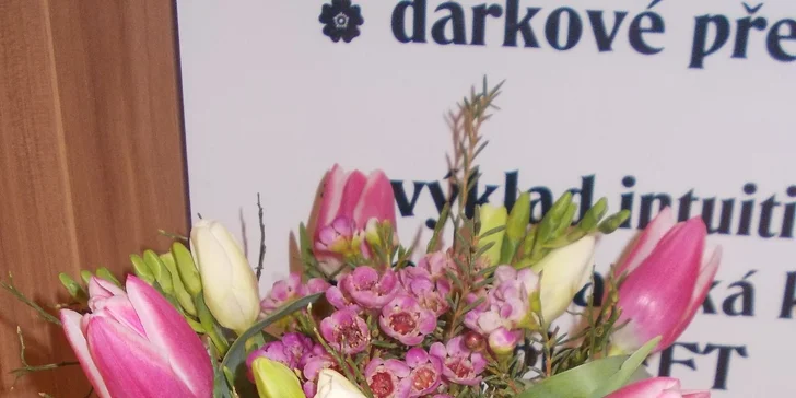 Kytice jarních květů – tulipány, gerbery, frézie apod.