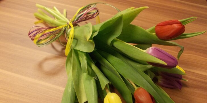 Kytice jarních květů – tulipány, gerbery, frézie apod.