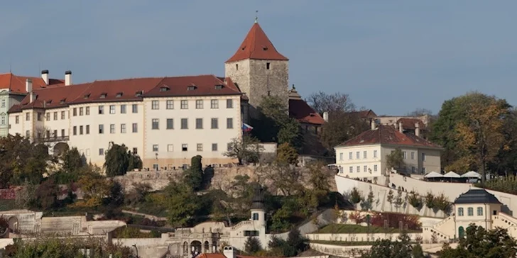 Vydejte se na romantickou procházku centrem a završte ji v Lobkowiczkém paláci.