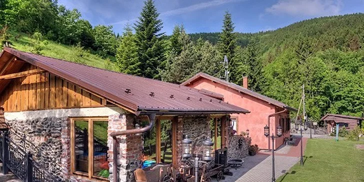 Pohádkový pobyt ve skvěle vybavených chatách s wellness až pro 10 osob