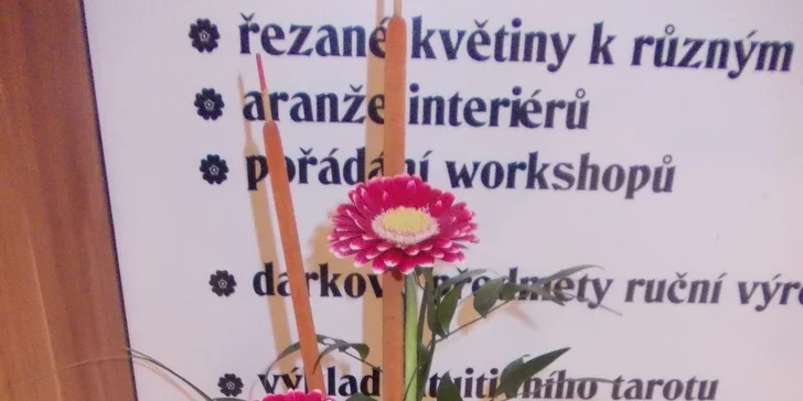 Kytice jarních květů – tulipány, gerbery, frézie apod.