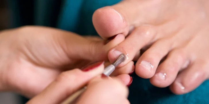 Profesionální pedikúra s regenerační maskou a masáží nebo s lakováním