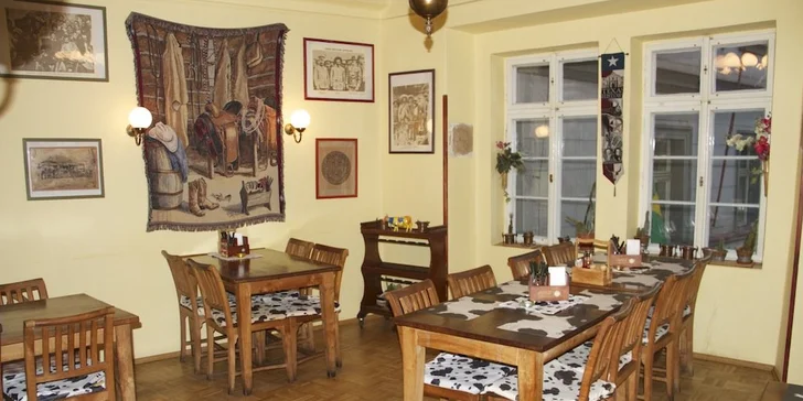 Vyvážené 2chodové menu včetně lahve vína pro dva v Crazy Cow