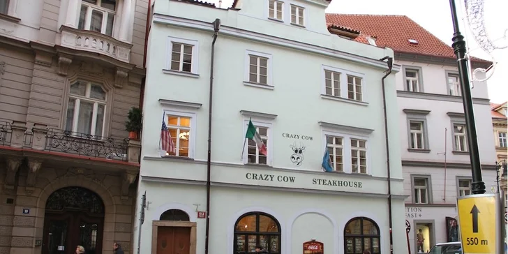 Vyvážené 2chodové menu včetně lahve vína pro dva v Crazy Cow