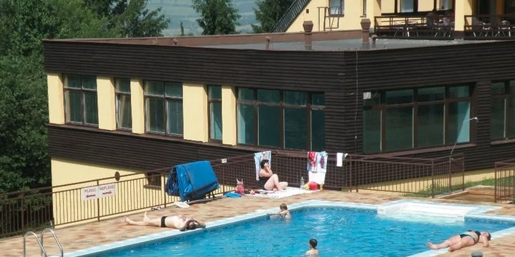 Zima nebo jaro na Valašsku: pohodové výlety, polopenze, bazén i masáž