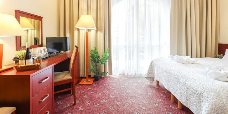 Na výběr máte dvoulůžkové pokoje nebo apartmán.