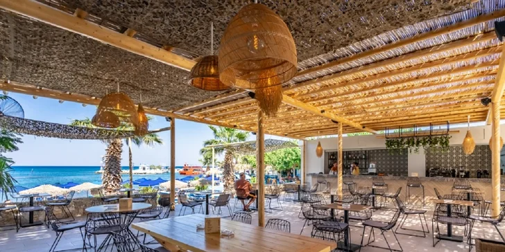 Snídat budete v hotelové restauraci s výhledem na moře.