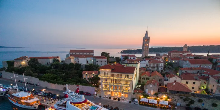 Milovníci turistiky si tu užijí pěší i cyklo túry, vyzkoušet můžete také vodní sporty (kayaking, potápění, yachting, rybaření apod.).