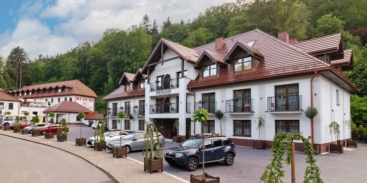 Moderný hotel stojí v blízkosti kúpeľného parku.