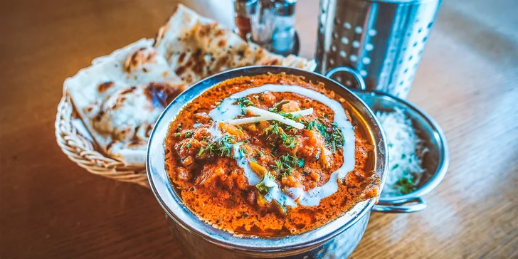 Indicko-nepálské menu s předkrmem, kuřecí specialitou a nápojem lassi