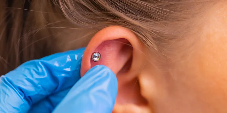 Inšpirujte sa obľúbenými typmi piercingov, ako sú helix, triple lobe či flat, a vyberte si umiestnenie, ktoré najlepšie doplní váš štýl.