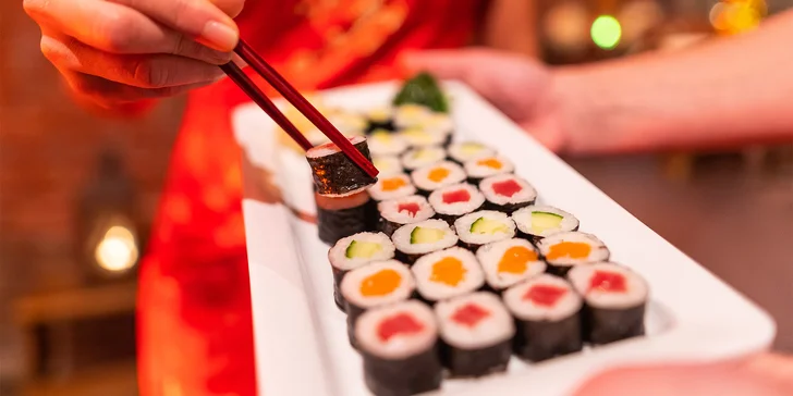 Sushi set o celkem 32 rolkách s lososem, tuňákem a okurkou i mangem je jen jedním ze dvou lákadel. 