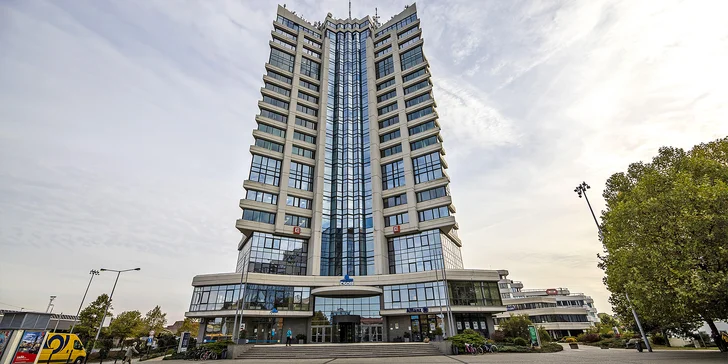 Restaurace sídlí v 18. patře, město pod sebou budete mít jako na dlani.